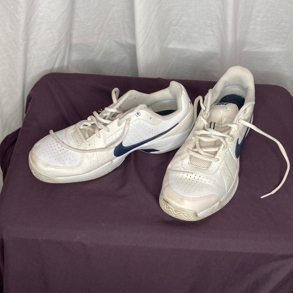 Nike Air Court Mo III shoes
